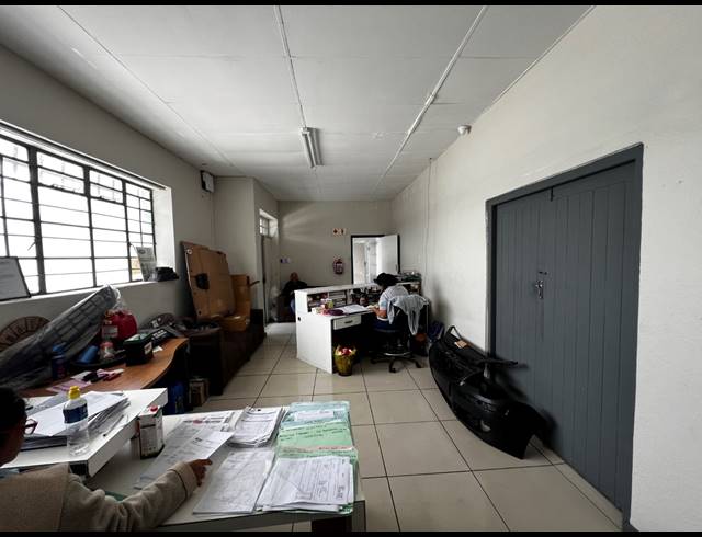 815M² STORAGE UNIT TO LET IN PAROW EAST
